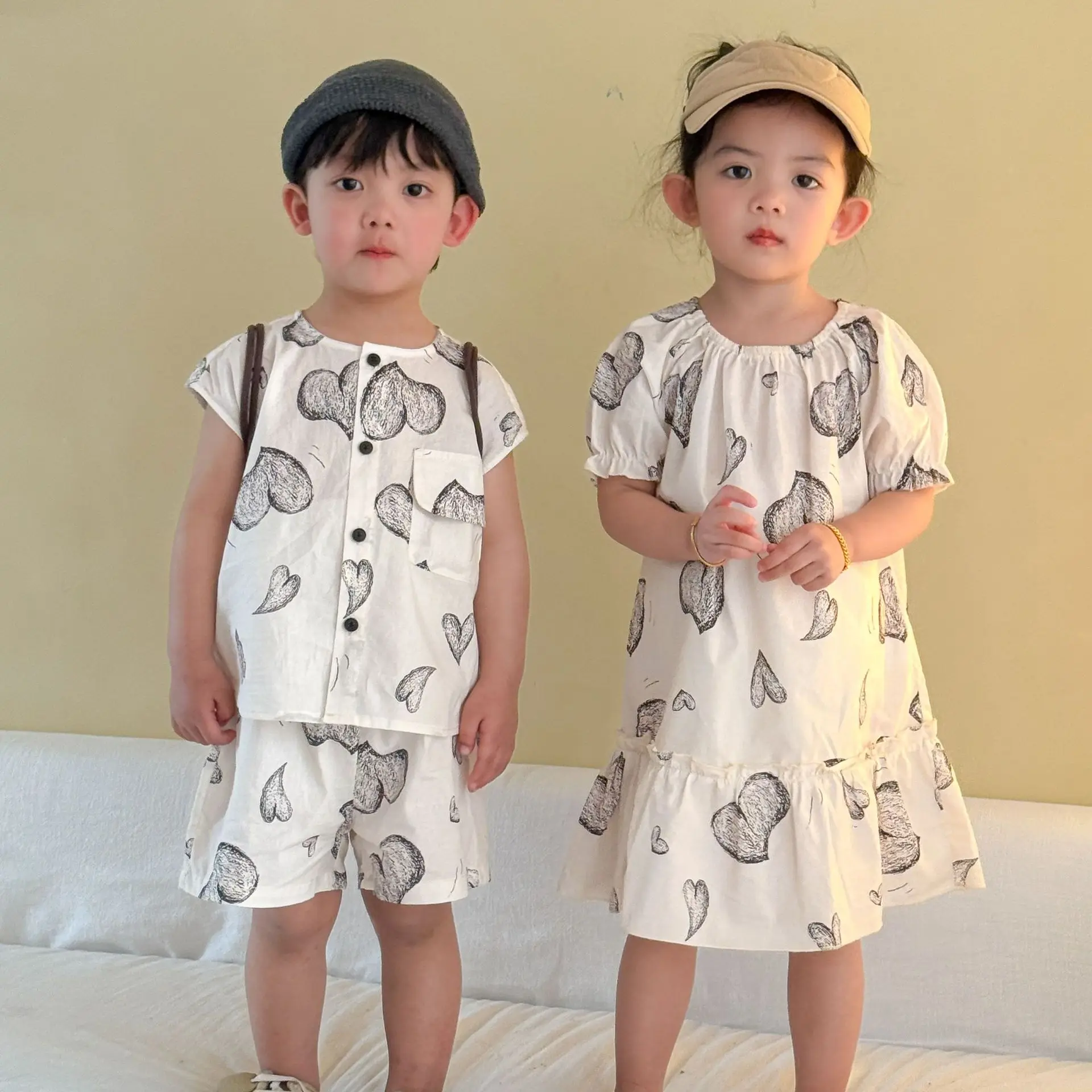 

Новый летний комплект детской одежды 2026 года: футболка с коротким рукавом и шорты для мальчиков и девочек, парные наряды для брата и сестры, с принтом в виде сердца, для пляжного отдыха