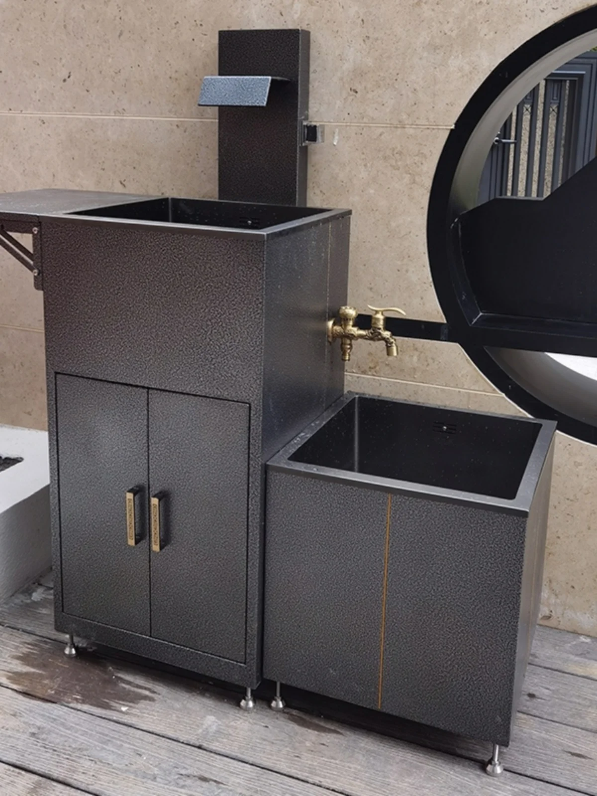 Lavatório exterior simples e moderno, lavatório do pátio