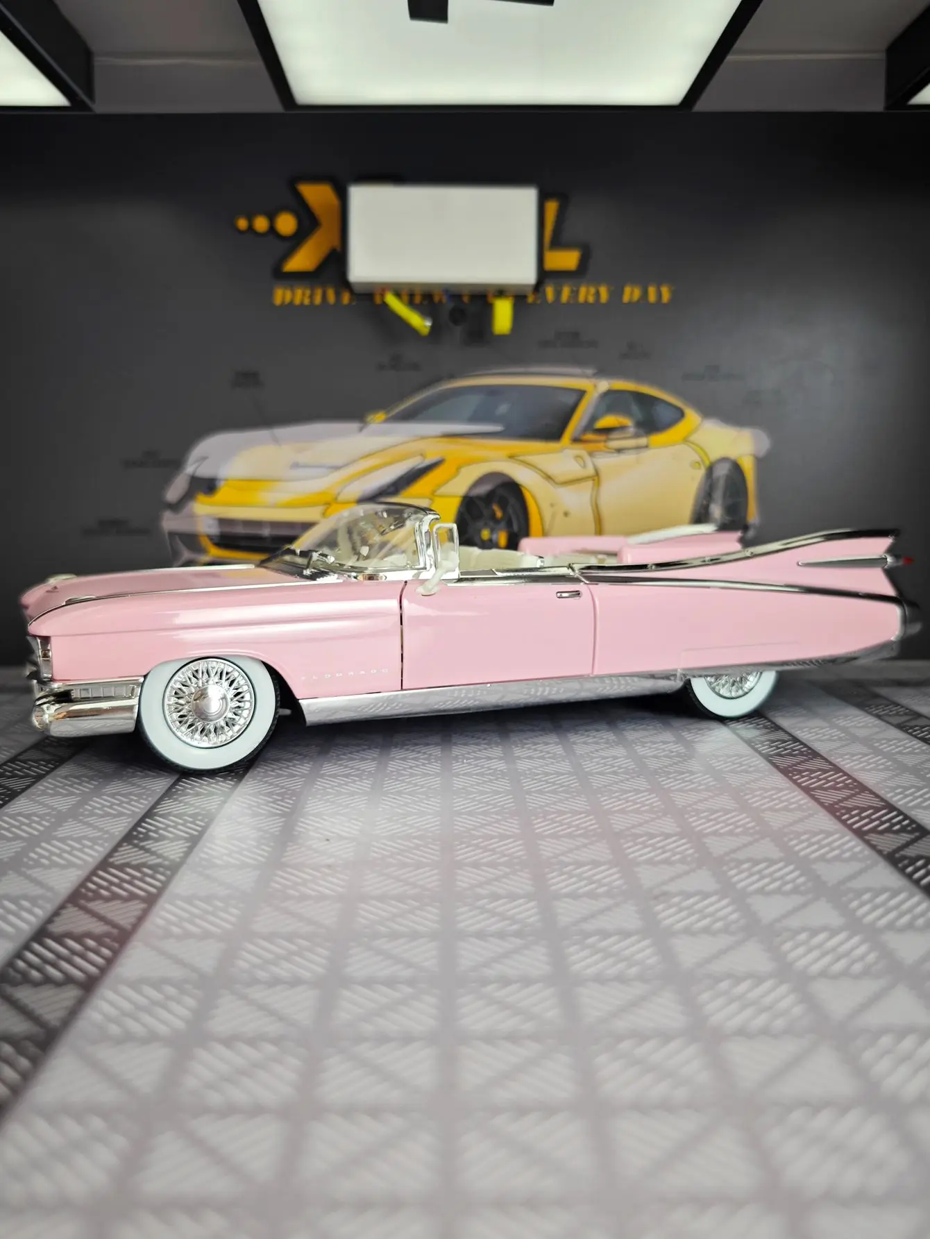 

1:24 Eldorado 1959 alloy car model ornaments collection acousto-optic pull back can open the door pull back children's toy car