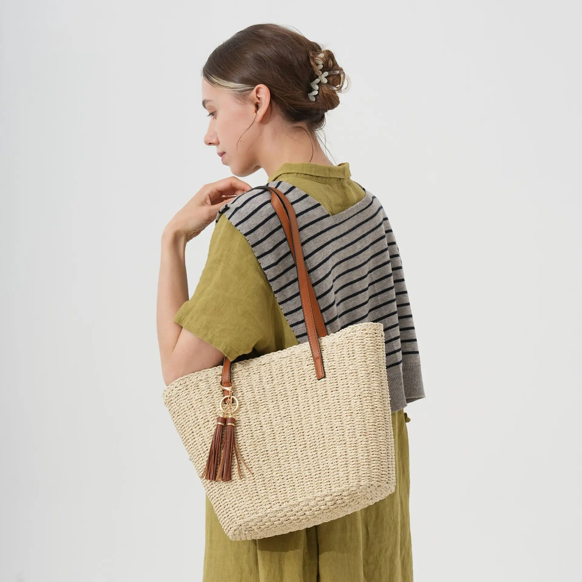 

Large Capacity Straw Beach Tote, Handwoven Basket Bag with Tassel Accents, Versatile Shoulder Handbag for Travel