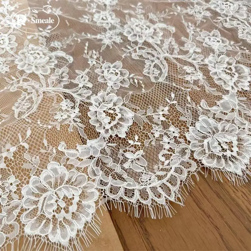 3 Meter. Hochwertiger Spitzenstoff für Wimpernrand. Hochzeitskleid. Weiße geometrische Blumen. Nähzubehör. – Detail 4