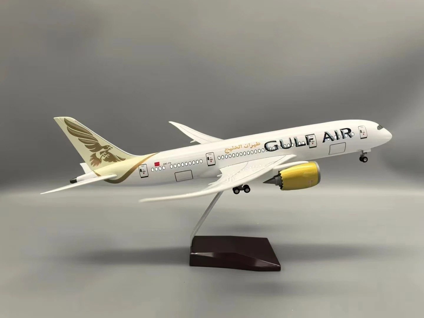 

47cm Diecast Airplane B787 Gulf Air Resin Model Kit 1/130 Scale Aircraft Replica With Lights Wooden Base Souvenir Adult Toy Gift