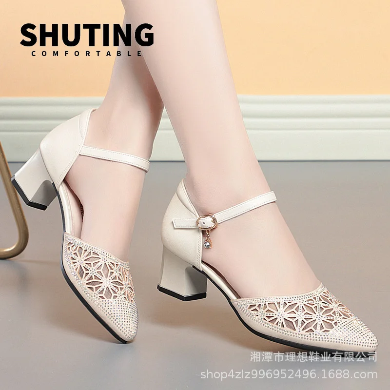 صنادل نسائية عصرية قابلة للتنفس بمقدمة مدببة من حجر الراين لصيف 2024 صنادل بكعب متوسط من الجلد الناعم للأم