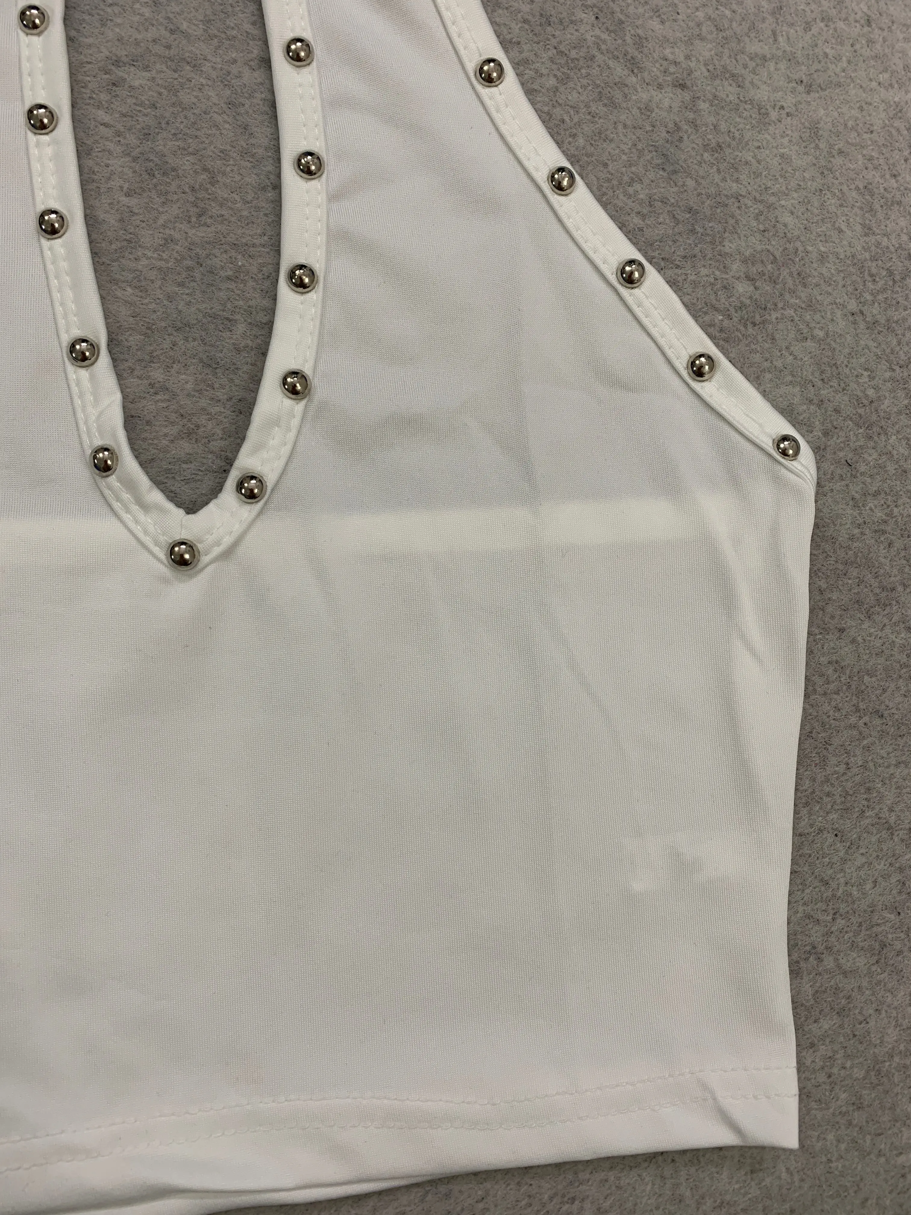 Subkultur-Punk-Stil, Nieten-Design, hängender Hals, rückenfreies, kurzes, hohles, ärmelloses, schmales, heißes Mädchen-Sling-Top. – Detail 16