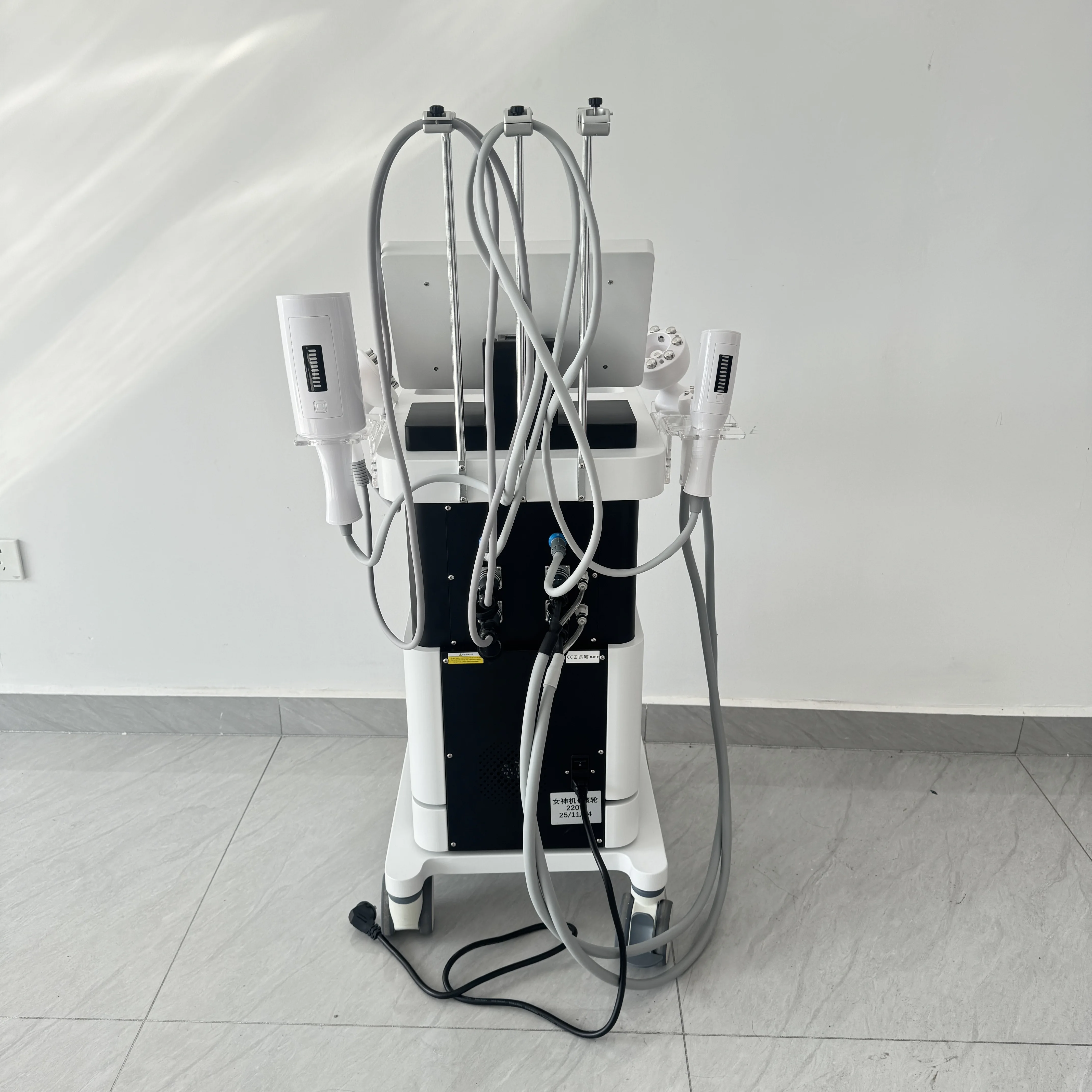 เครื่องสลายไขมันและกระชับสัดส่วน 4D มัลติฟังก์ชั่น RF + ระบบสุญญากาศ – กระชับผิว ลดเซลลูไลท์ และกระตุ้นกล้ามเนื้อในเครื่องเดียว