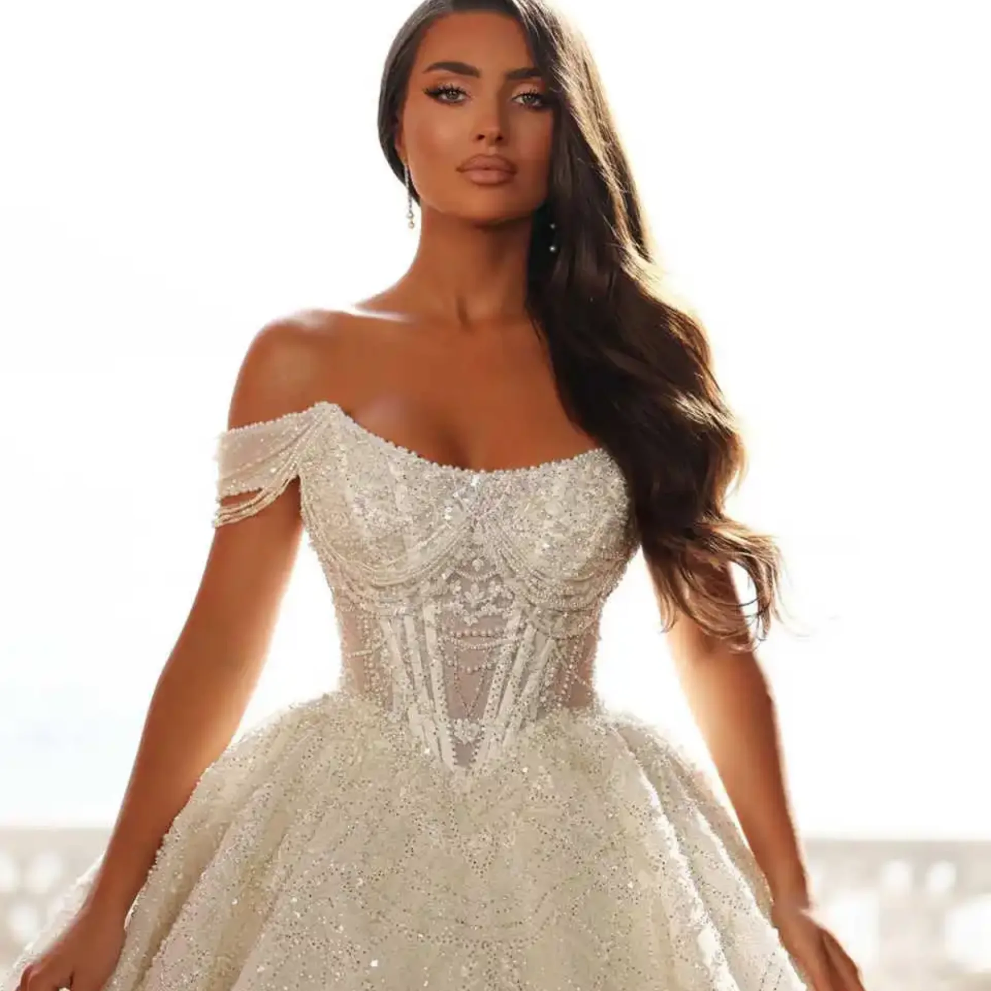 ชุดแต่งงานแบบบอลกาวน์สั่งตัดพิเศษ แบบเปิดไหล่ ไม่มีแขน ประดับเลื่อมและลูกปัด พร้อมชายกระโปรงยาว