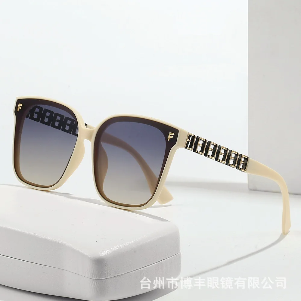Men\'s and Women\'s Retro Sunglasses with UV Protection, New Square Frame Design, Letter Pattern, Hollow Out Temple (DS-3022)