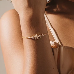 New Crystal Flower Bracelet, Elegant Rhinestone Chain Bracelet for Women, Adjustable Bracelet.Women's Bracelets, Gifts