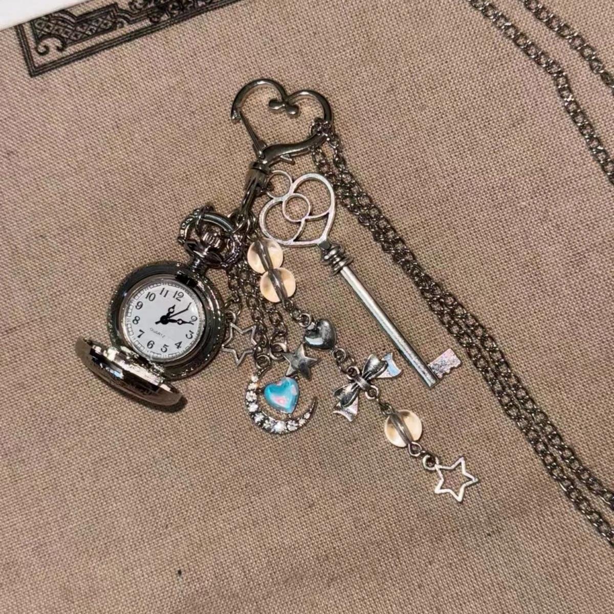 Y2K Retro hollowed out heart-shaped carved clock keychain bow pendant bag pendant Baroque all silver pocket watch necklace