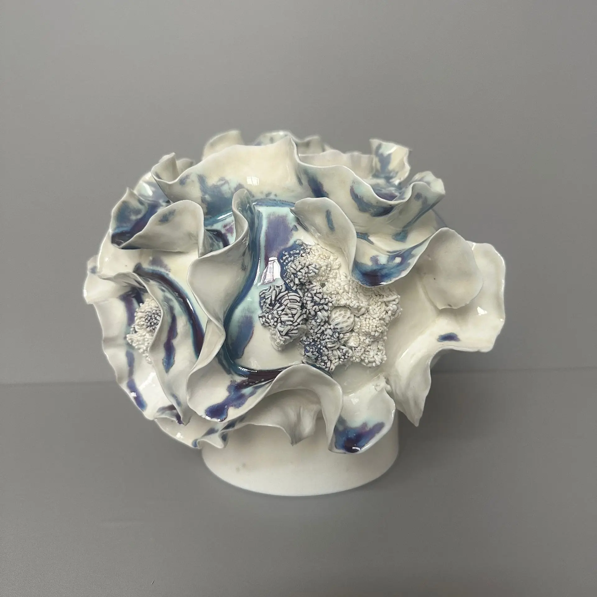 Vase en céramique artisanal en porcelaine, motif plissé irrégulier, accessoires pour arrangements floraux, décoration intérieure