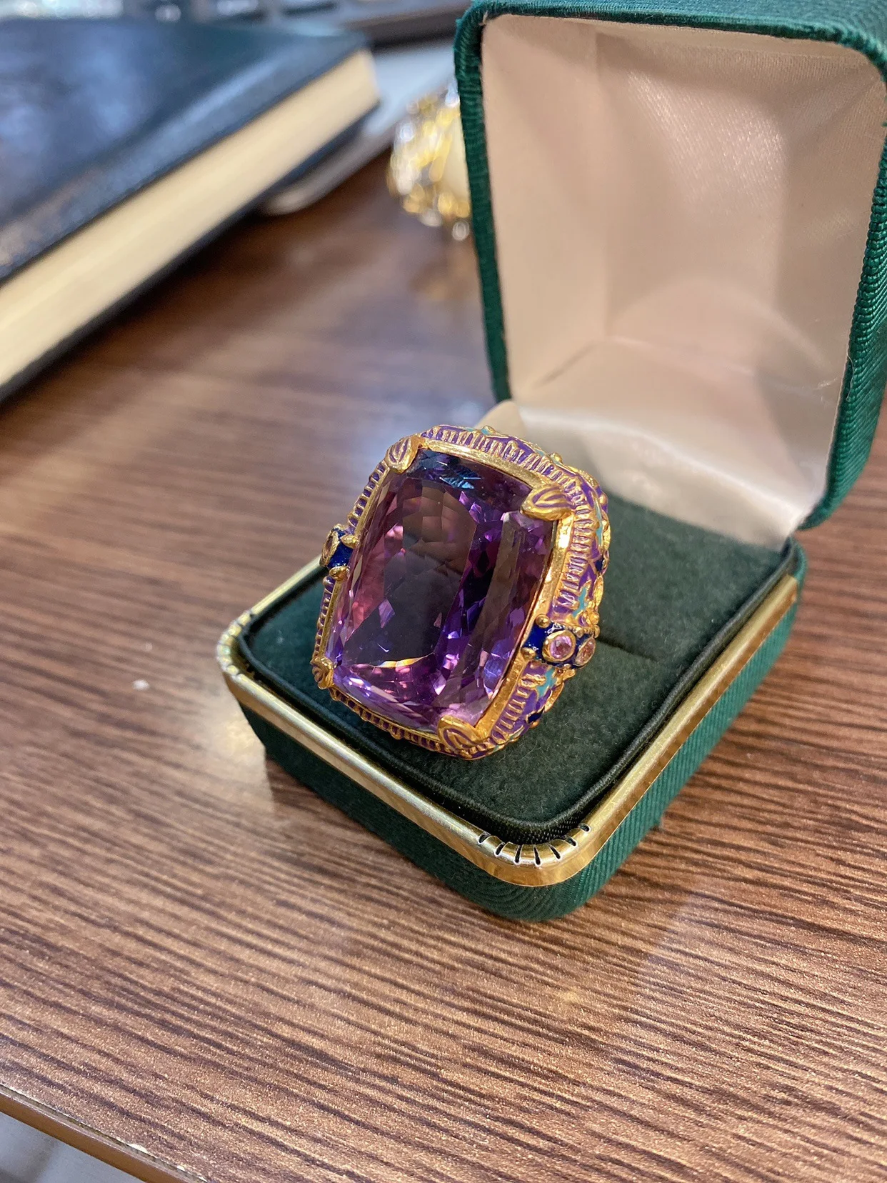 Italienischer Retro-Ring mit vergoldeter Emaille, Perlenimitat und natürlichem Amethyst, Anhänger, Braut-Hochzeits-Set – Damenschmuck – Detail 8