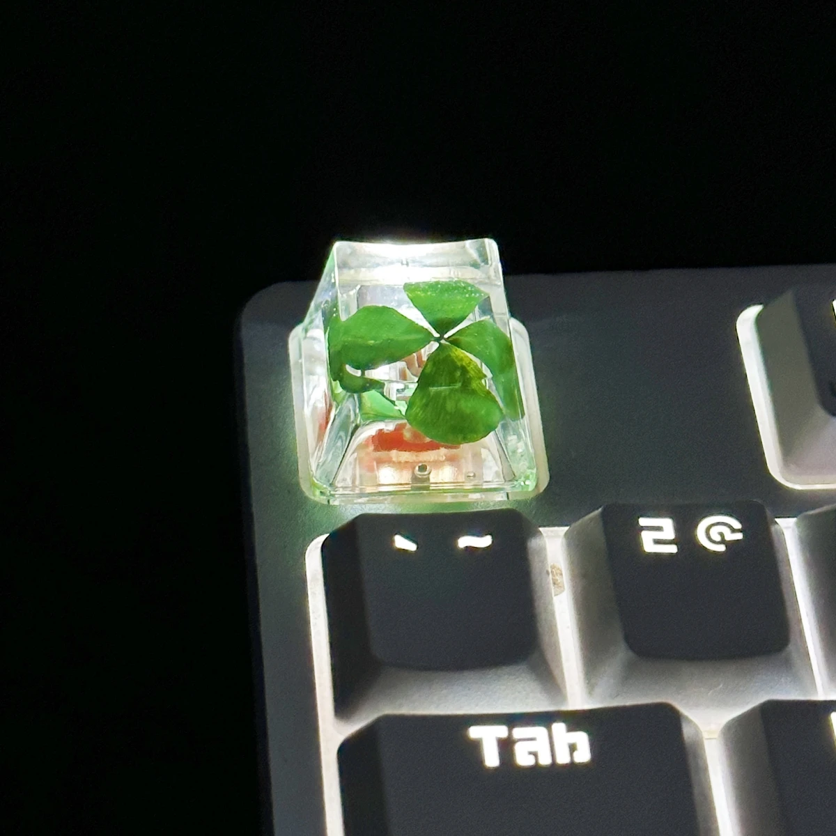 Cola de gota original diy resina alta luz trevo de quatro folhas tampa chave flor verdadeira teclado mecânico tampa chave 1pc