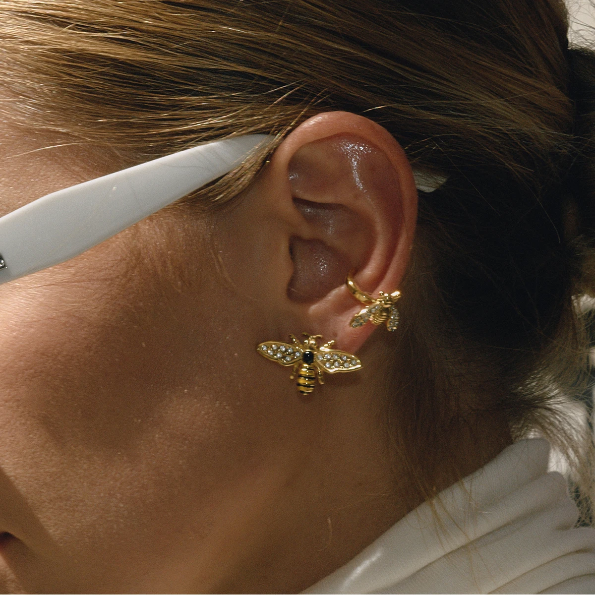 

AIKOER Classic Fashion 18K Gold Color Plated With White Zircon Bee Ear Clip Hypoallergenic Stainless Steel Women Jewelry Party