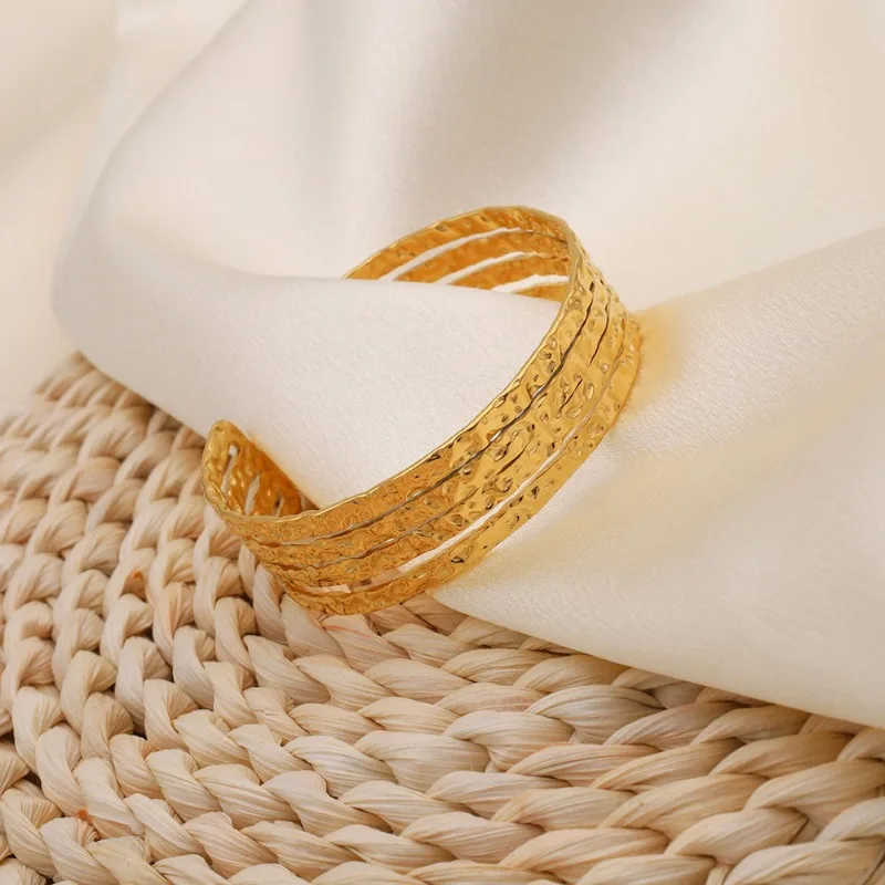 

Французский ретро-браслет с геометрическим плиссированным узором, 18-каратное золото, титановая сталь, регулируемый C-образный дизайн, модное украшение для девушек