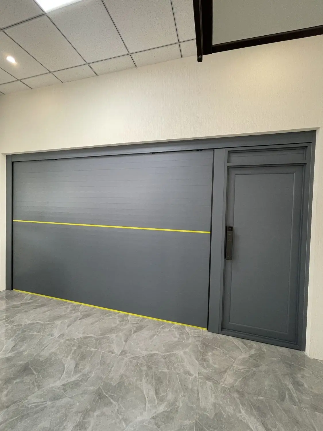 

Роллетные ворота для гаража, открывающиеся, с маленьким проемом.