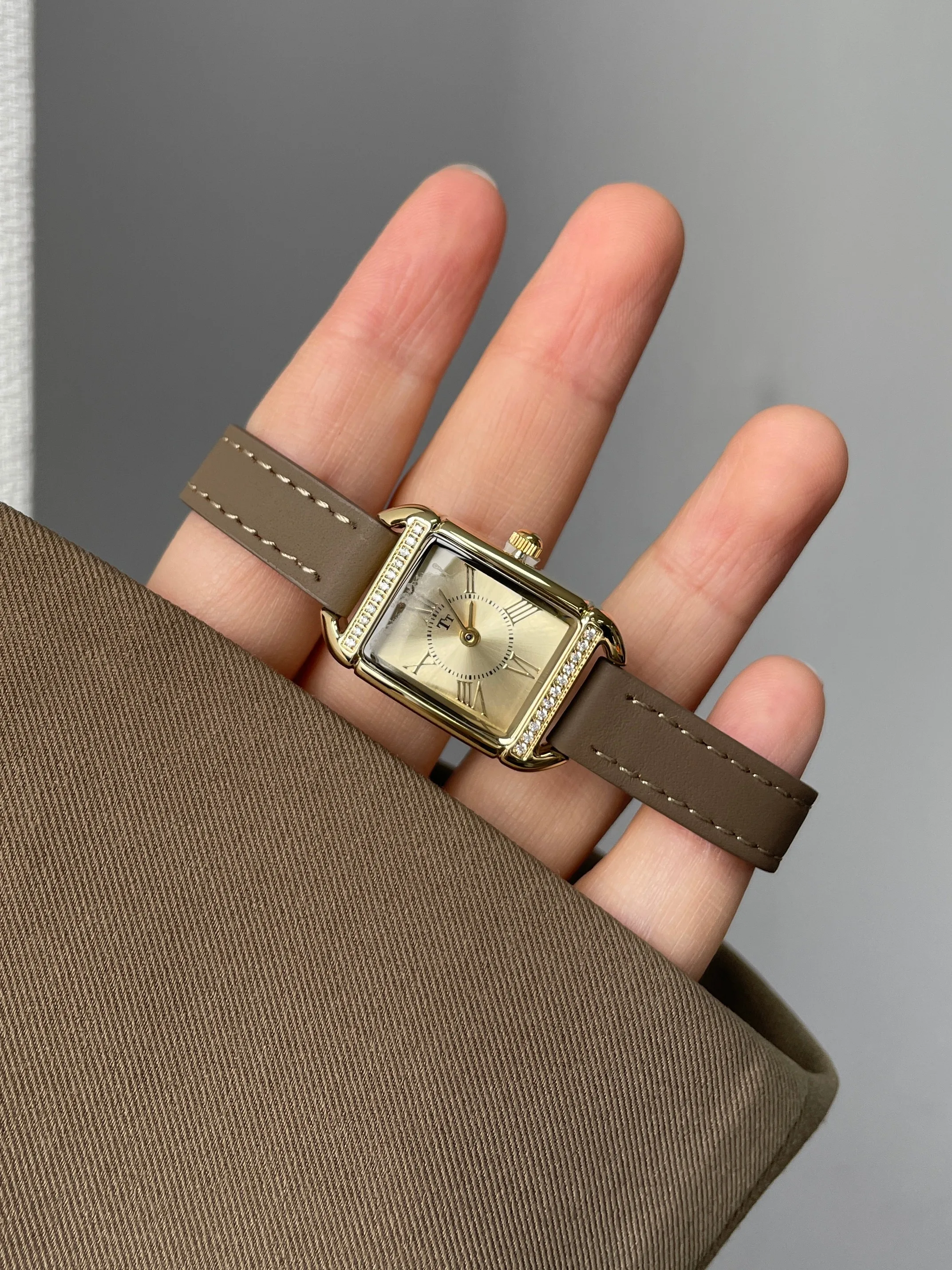 ساعة نسائية فاخرة تصميم مربع ستايل أنيق 2026 طراز جديد ساعة نسائية احترافية قيمة عالية وعصرية. #3