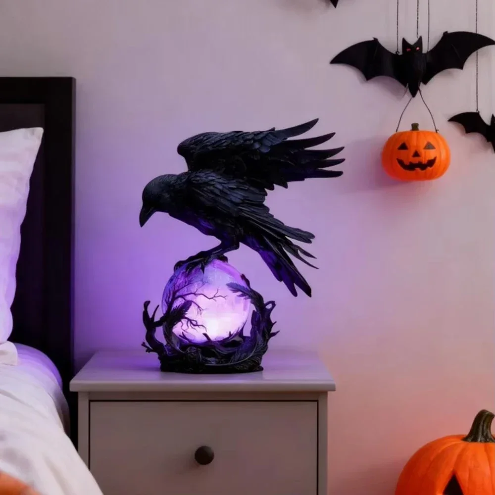 Gotische Raben-LED-Lampe, handgefertigte Skulptur auf lila leuchtender Kugel, geheimnisvolles Dekor für Schreibtisch-Nachtlicht – Bild 4