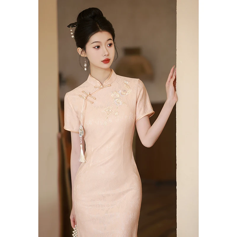 

Розовое улучшенное платье-ципао для женщин с коротким рукавом и высоким разрезом, для повседневной носки, в стиле ретро, винтажная мода эпохи Китайской Республики