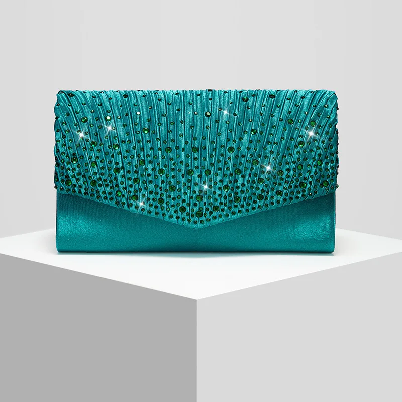 Bolso de mano tipo sobre de satén azul pavo real, con pedrería brillante y pliegues, ideal para eventos de noche, fiestas de boda y ocasiones especiales. Bolso de mano para mujer, en color fucsia.