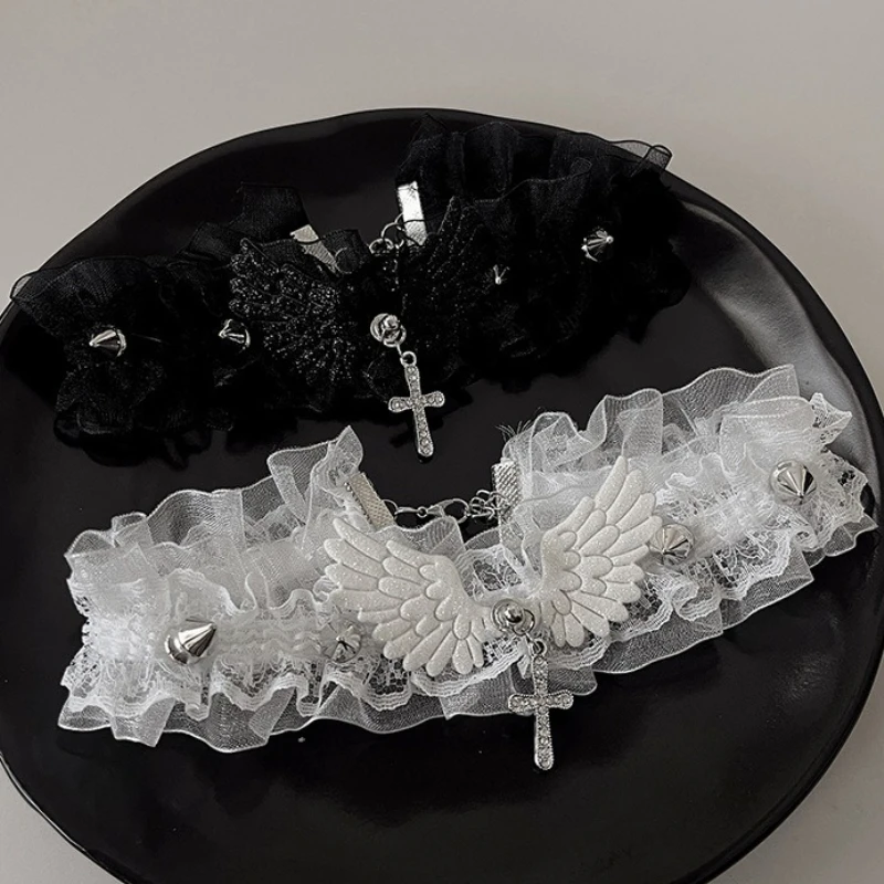 2025 Nuovo collare con ciondolo croce in pizzo con ali d'angelo sexy Personalità gotica scura femminile Collana semplice e versatile