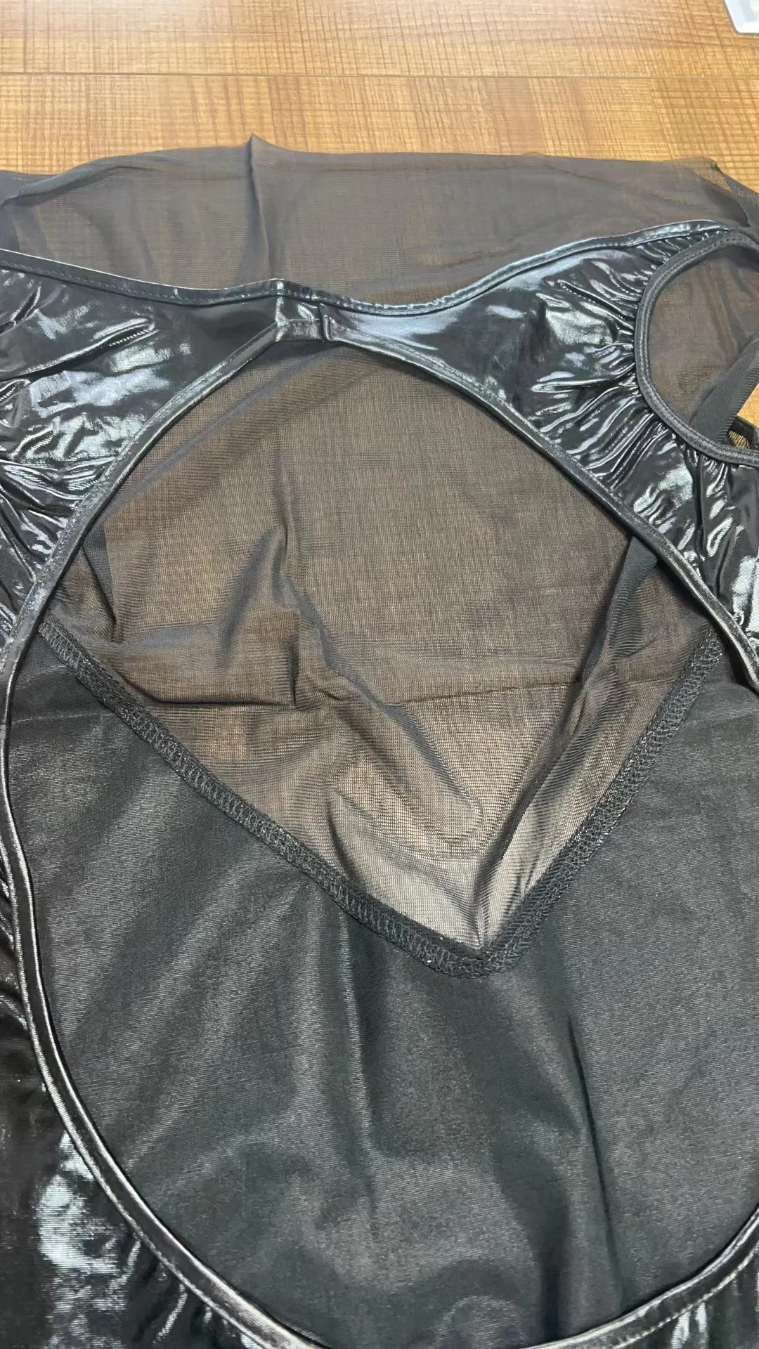 Abiti da donna in morbida pelle Abito sexy aderente avvolgente sull'anca Abito corto modellante in pelle verniciata patchwork a rete da discoteca per feste femminili