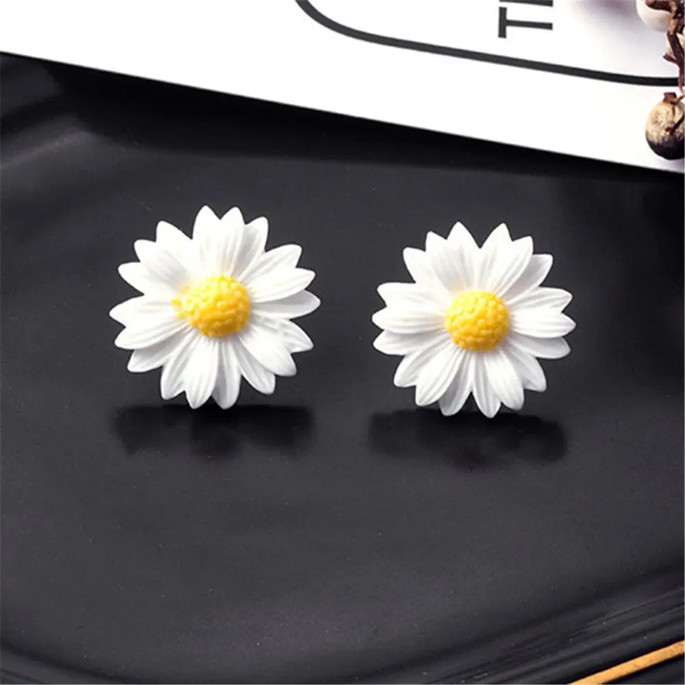 New Shiny Side New Fashion Brand Elegant White Flower Stud Earrings for Women Gift Simple Style Daisy Statement Brincos Jewelry