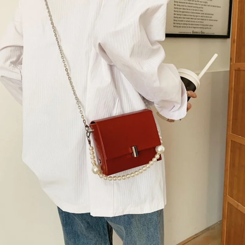 

Элегантная и вместительная дизайнерская сумка для подгузников для женщин, роскошная кожаная сумка-тоут, большая вместимость, стильная сумка через плечо, винтажный дизайн.