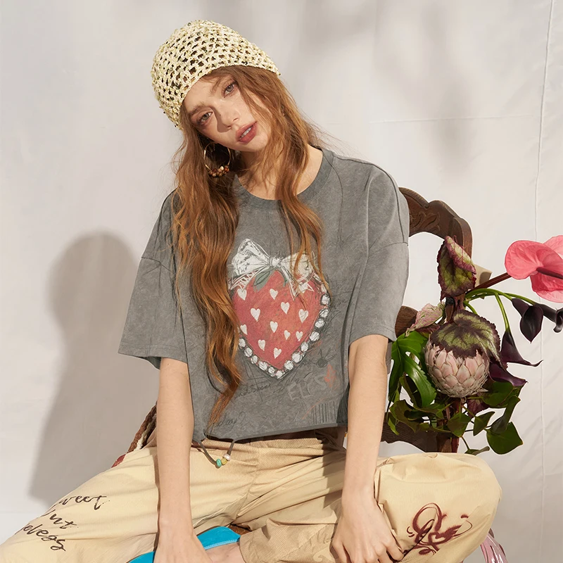 ELFSACK Strawberry Print Washed Punk Crop Top, Distressed Hem Beaded Streetwear Tee, Y2K Grunge T-Shirt