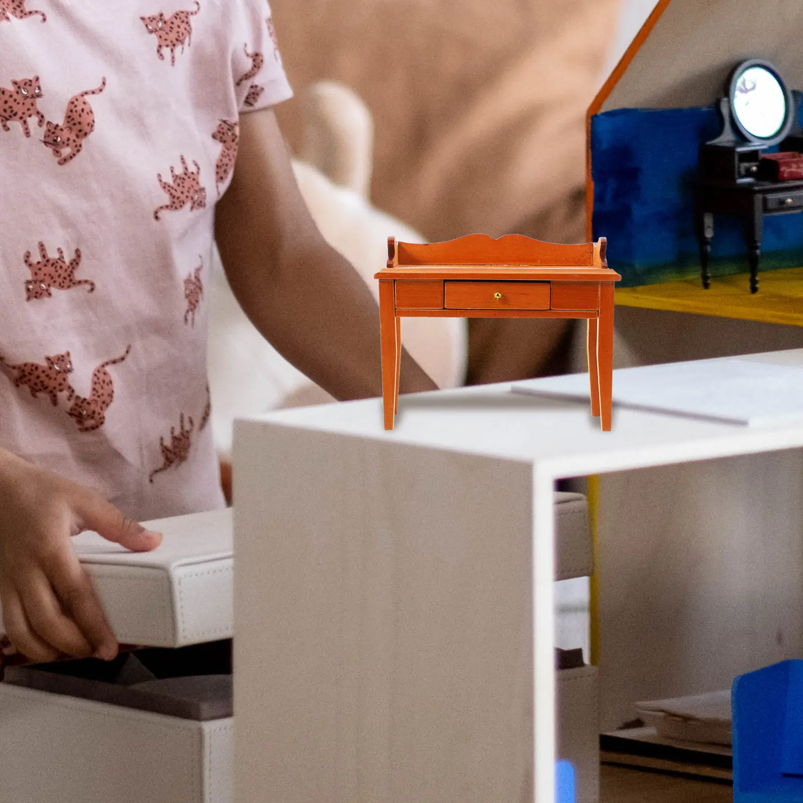 

Миниатюрный деревянный столик для декора кукольного домика, компактный реалистичный письменный стол, тонкая работа, износостойкая мини-мебель