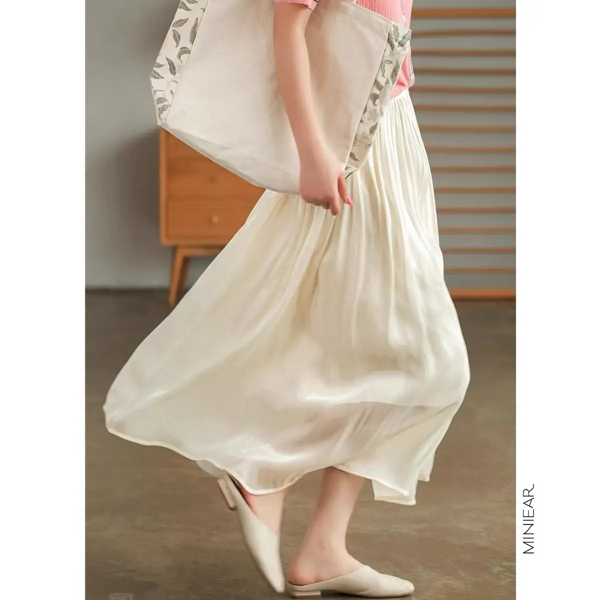 2026 Frühjahr/Sommer Neuer Glänzender A-Linien-Rock für Damen, Einfarbig, Hohe Taille, Französischer Pariser Stil, Eleganter Asymmetrischer Rock – Detail 2