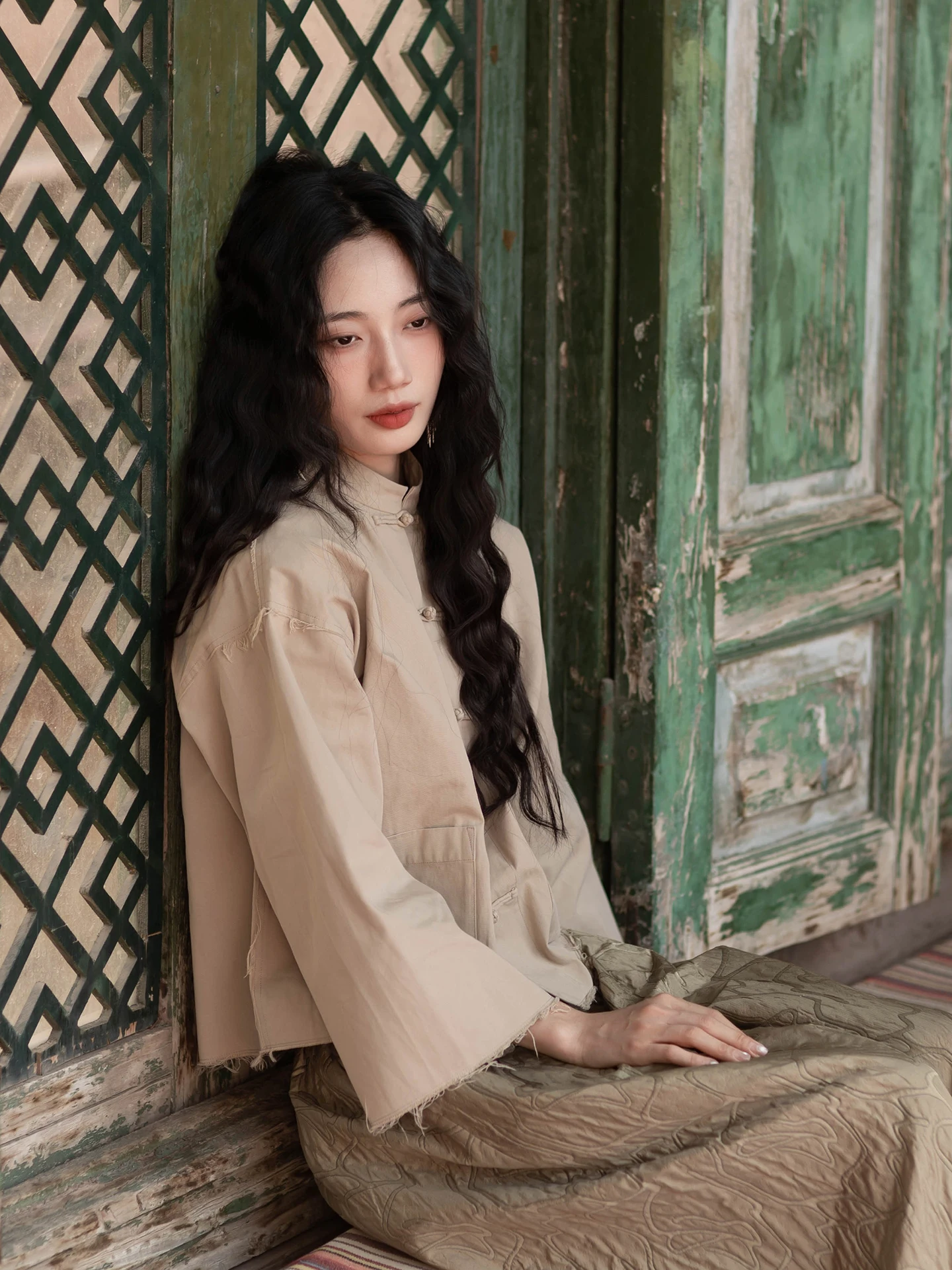 

Новая женская хлопковая куртка свободного кроя в восточном стиле с эффектом прохлады, воротником-стойкой на пуговицах и рваным дизайном в китайском стиле