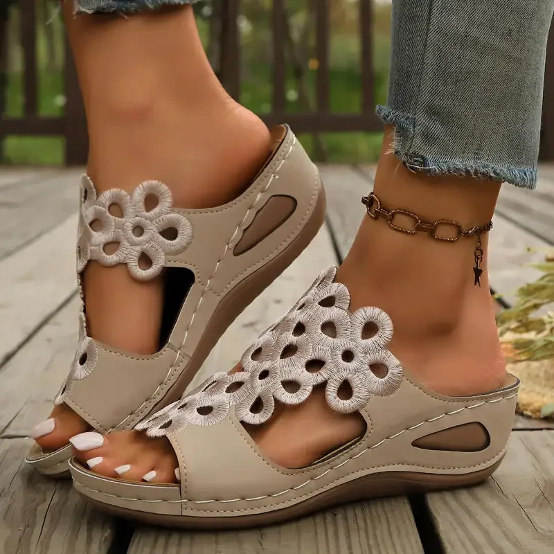

Vintage Embroidered Flower Comfort Wedge Heel Slippers Women 2026 Summer Soft Thick Bottom Designer Sandals Non Slip Mom's Shoes