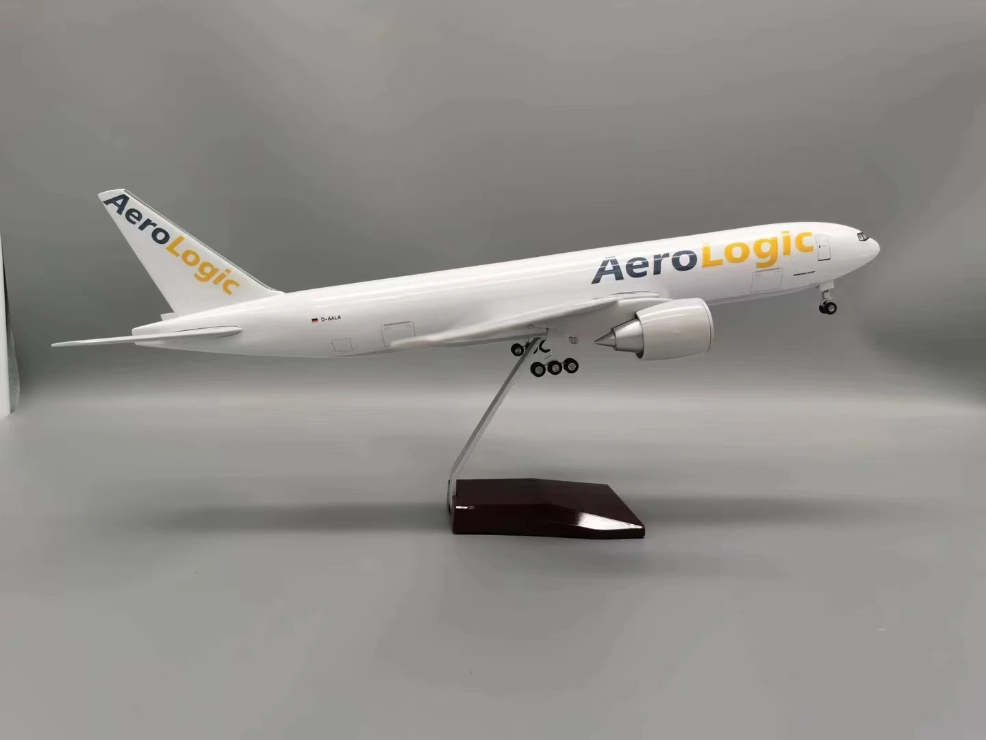 Modello di aereo di grandi dimensioni in scala 1:157 da 47 cm B777-200 Aerei giocattolo da carico aerologico Aereo pressofuso con luci a LED Modello giocattolo educativo