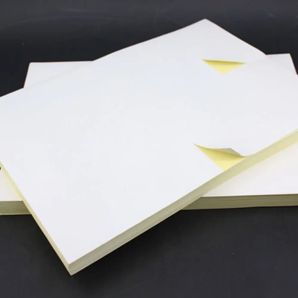 carta-adesiva-stampabile-in-formato-a4-con-finitura-opaca-o-lucida-in-cartoncino-kraft-ideale-per-etichette-di-identificazione-di-documenti-spedizioni-e-forniture-per-ufficio