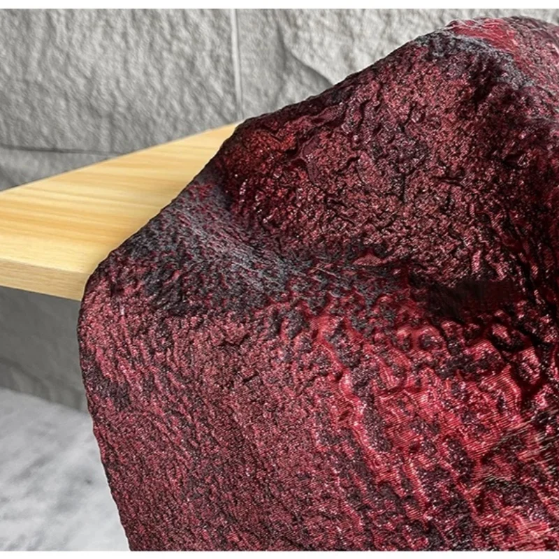 Ciemnoczerwona tkanina żakardowa o retro fakturze, nieregularna, plisowana 3D, materiał na spodnie, płaszcze, ręcznie robiona, wysokiej jakości tkanina odzieżowa