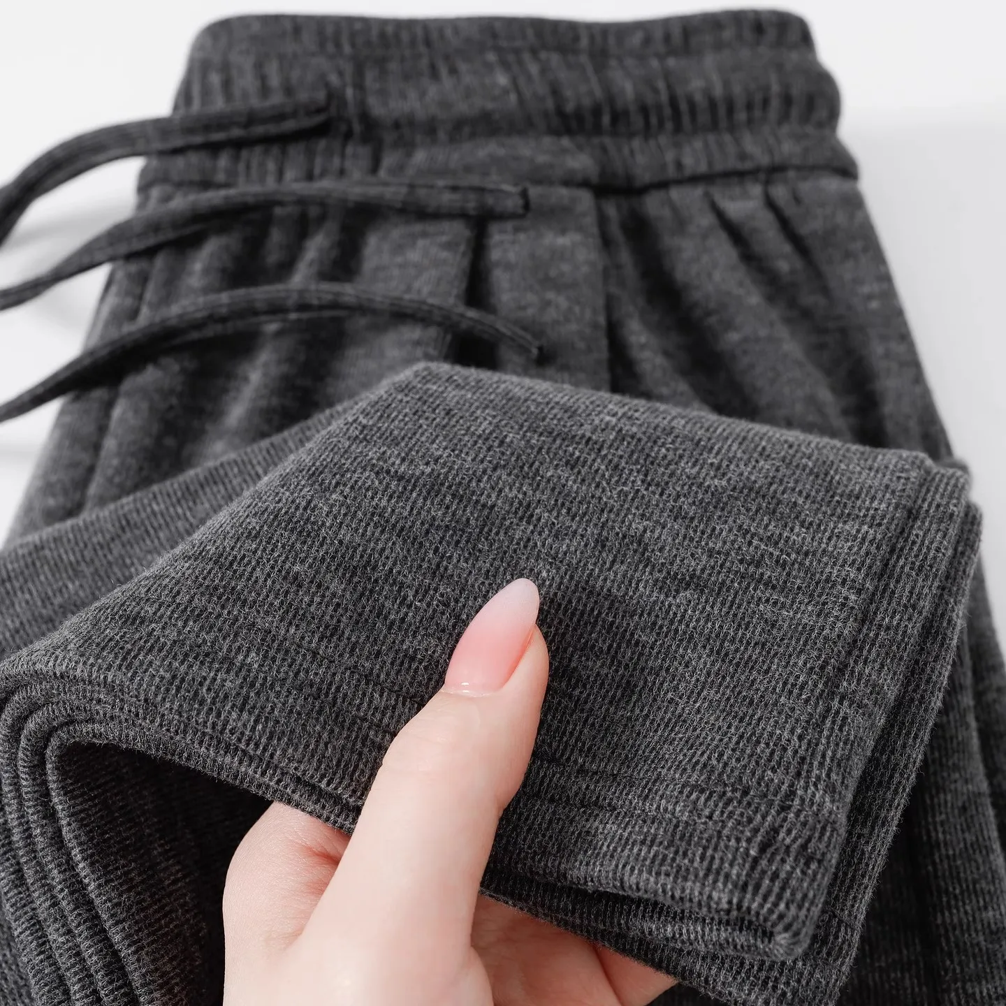 

Брюки из плотной рисовой ткани 2025: Новинка, свободный крой, драпировка, высокая талия, широкие штанины, узкая версия, повседневные, спортивные, универсальные, прямые штанины.