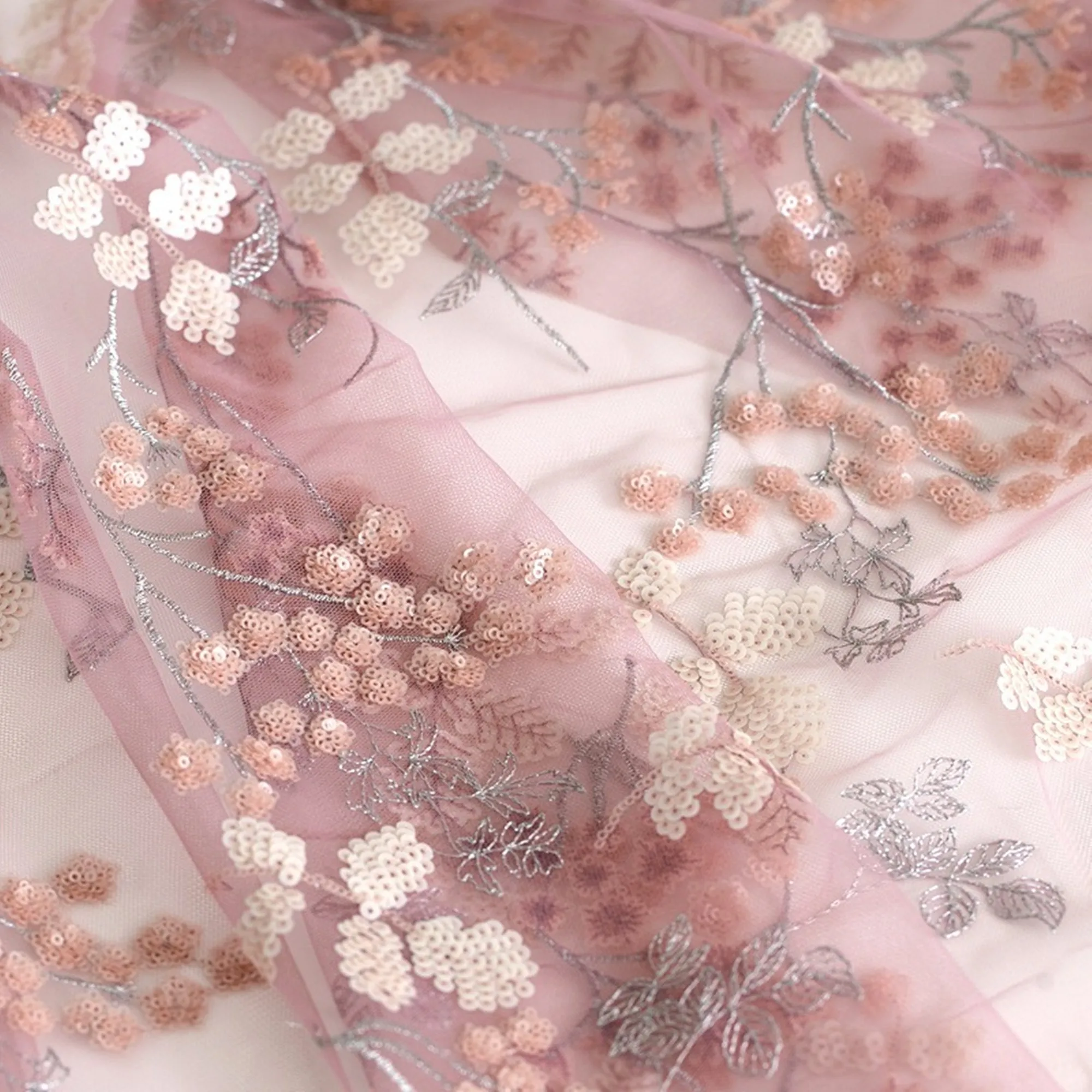 1-コード-ロット-シルバーシルク糸-小さな梅の花-二層重ねスパンコール刺繍ガーゼ生地