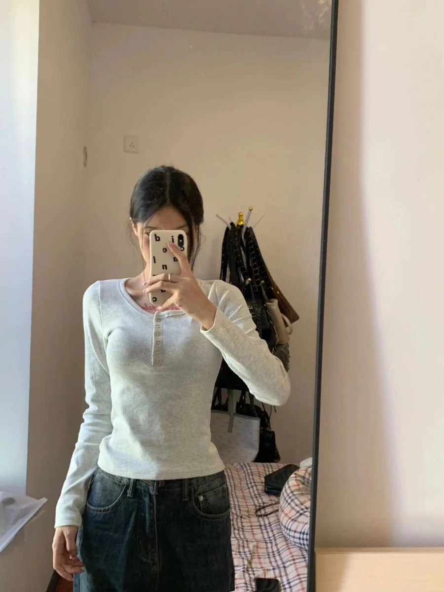 تي شيرت نسائي قصير على الطراز الأمريكي بأكمام طويلة وياقة على شكل حرف U، ضيق ومثير، مناسب لفصل الخريف