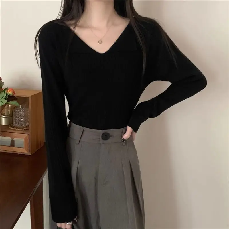 Solid Color Long Sleeved V-neck Knitted Sweater with Feminine Charm Sweet and Thin Sweater Japanese Style Short Base Shirt