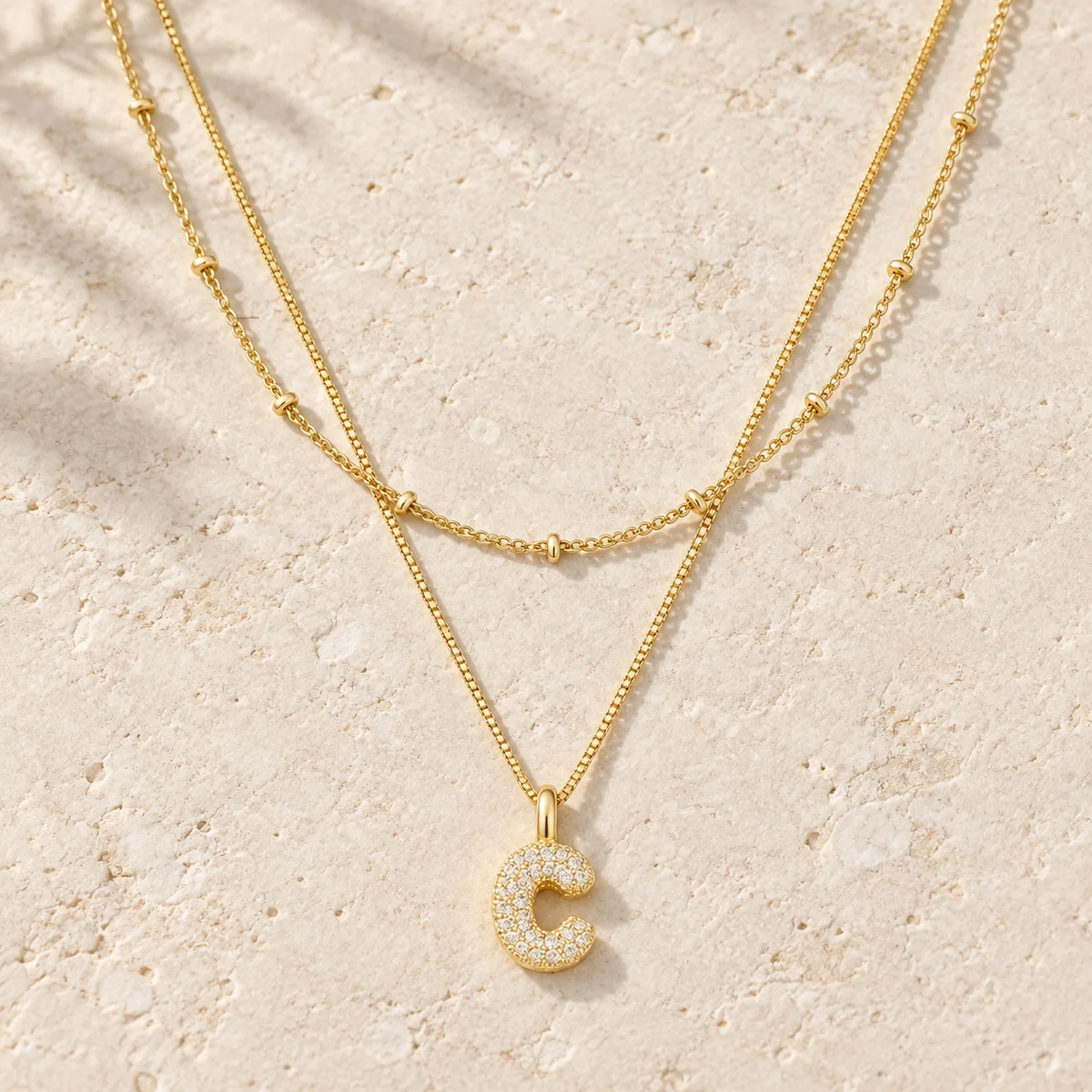 Vergoldete Buchstaben-Halskette für Damen und Herren, Initialen-Anhänger mit Zirkonia-Perlen, mehrlagiger Schmuck, Geschenk, modisches Accessoire, Geschenkidee. – Detail 2