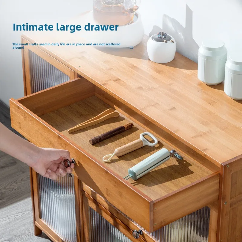 أرفف المطبخ خزائن تخزين متعددة الطبقات من الأرض إلى السقف مع الأبواب والخزائن والأطباق والأواني والمقالي والأجهزة الكهربائية