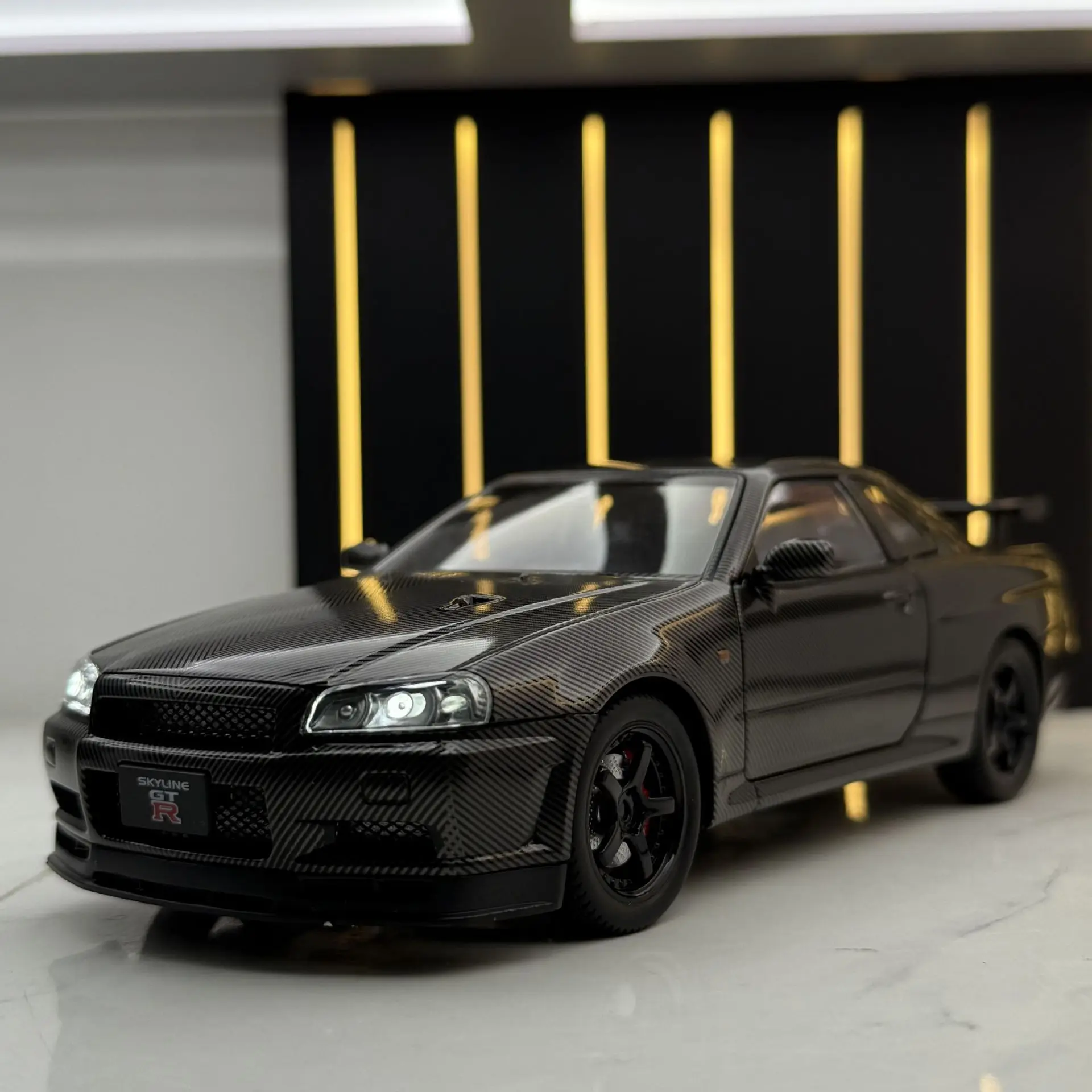 

Масштабная модель автомобиля 1:24 Skyline GTR из литого сплава с карбоновым покрытием, со звуком и светом, спортивная машинка, модный сувенир, подарок для мальчиков