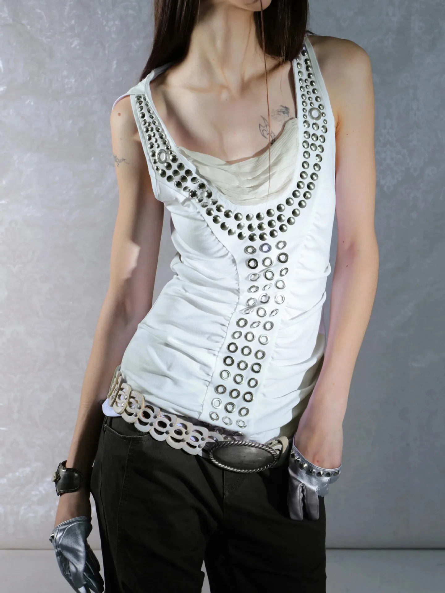 Trendiges Damen-Tanktop im Harajuku-Stil mit Metallverzierung, Europäisches und Amerikanisches Einfarbiges Ärmelloses Oberteil – Detail 7