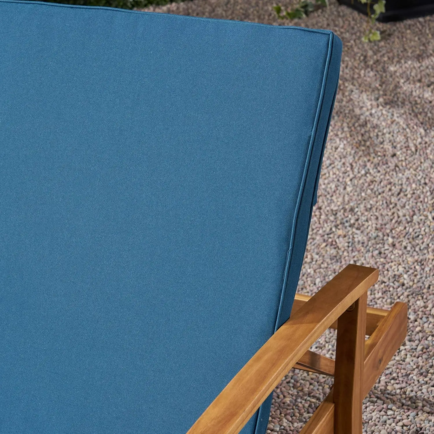 Chaise lounge doble para patio y patio, estructura de madera de acacia, acabado en teca con cojines azules