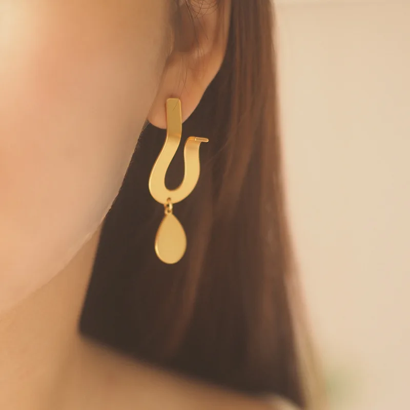 

Distinctive Vintage Gold-Plated Stud Earrings - Western-Korean Geometric Droplet, Niche Artisan Jewelry for Women