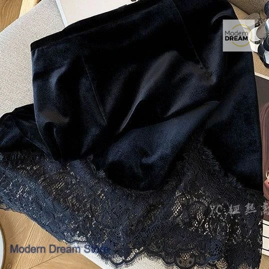 

Korean retro elegant velvet skirt female spring and autumn new commuter design black stitching lace casual bag hip skirt.