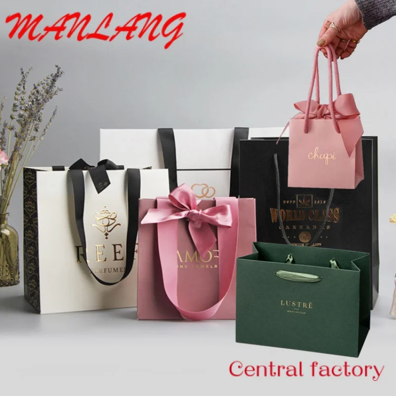 Custom  Custom Luxury Boutique Shoes Clothing Packaging Bags Shopping Retail Store Black Paper Packaging Gift Bags With Your Own