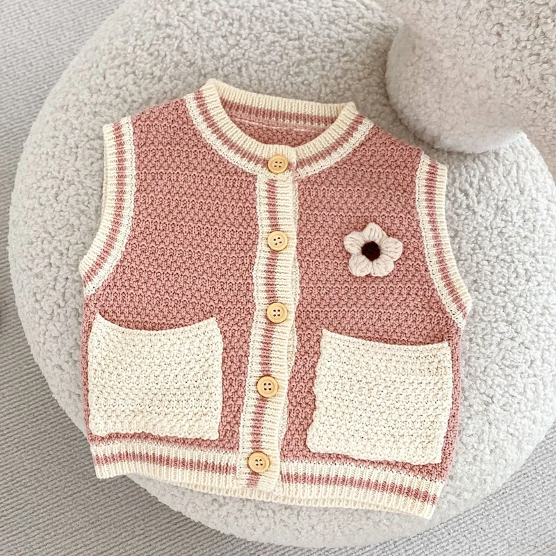 

Autumn new baby clothing, 0-3 year old female baby, contrasting color pocket flower knitted vest cardigan jacket