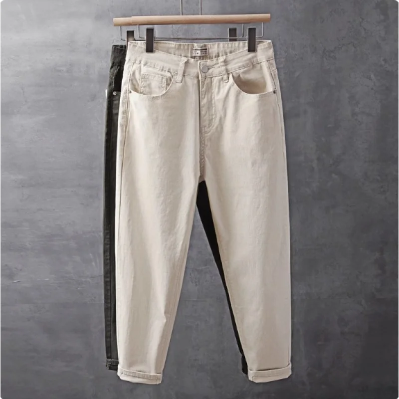 سراويل جينز رجالية عصرية على الطراز الكوري مع سراويل بيضاء صغيرة مستقيمة، رفيعة ومتعددة الاستخدامات من قماش الدنيم بلون سادة