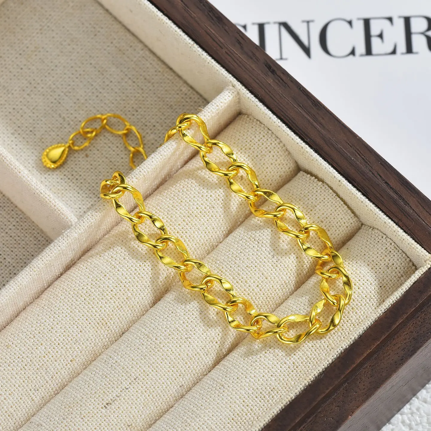 Smooth curved structure enhances wearing comfort, women's Mobius bracelet made of certified AU999 24K gold material